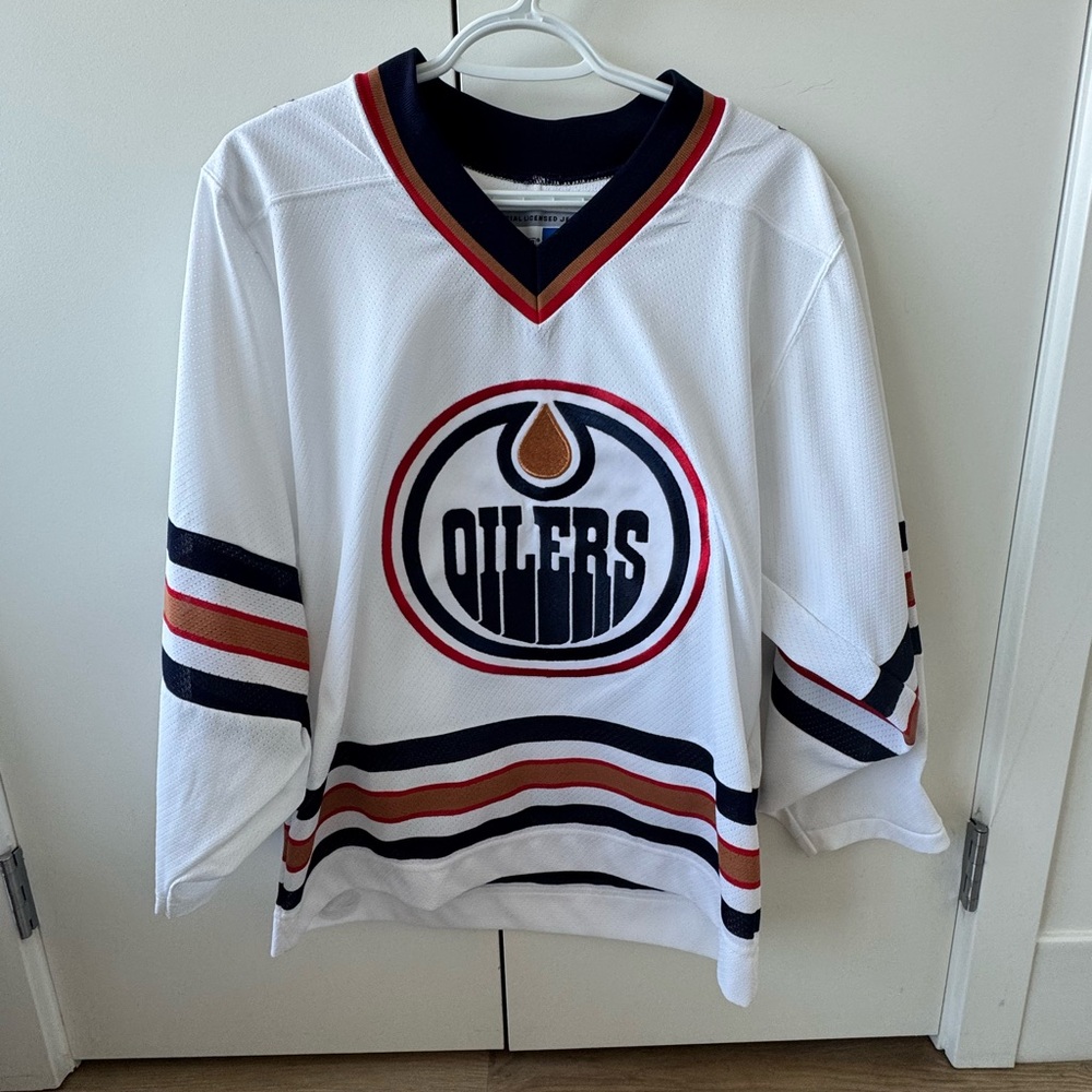 Edmonton Oilers CCM NHL Jersey (Adult Small) – Like New!